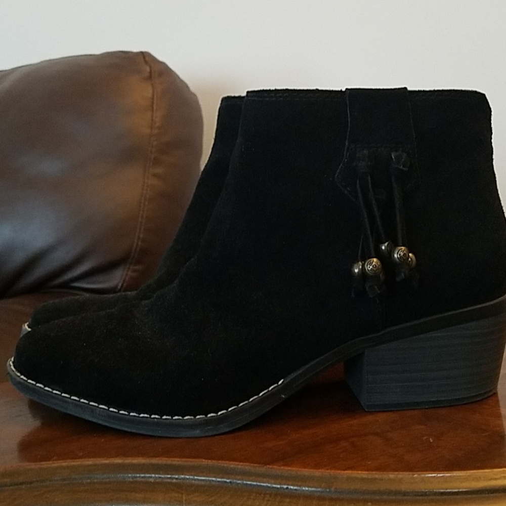 White Mountain black suede, 8M